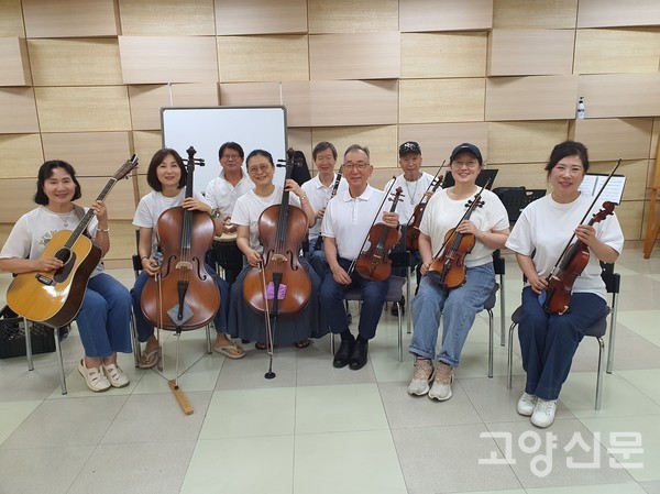 조일봉 단장과 단원들이 연습 도중 단체사진 촬영에 응했다.