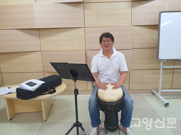 '고양뚜띠앙상블'을 이끄는 조일봉 단장은 아프리카 전통악기인 젬베를 연주한다.