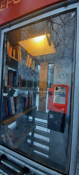 전화부스 내부 모습 - 전화기는 사용할 수 없고, 책꽃이에 책이 진열되 있다. 이철규 북유럽특파원