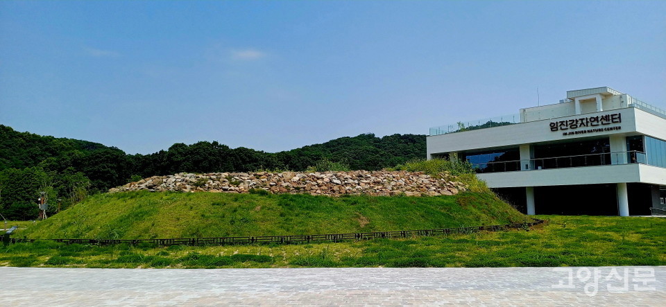 동이리 주상절리 건너편의 초기 백제시대 적석총. 오른쪽 건물은 임진강자연센터다. 