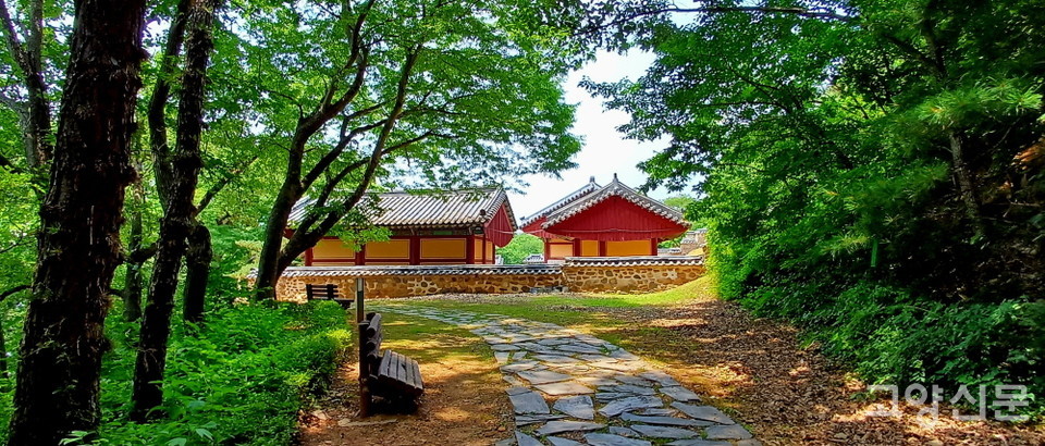 숭의전에서 조망데크로 향하는 윗마당. 