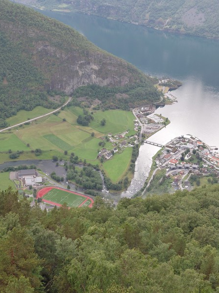 노르웨이 아울란드 피오르드(Aurland Fjord) 인근 작은 마을, 600m 전망대에서 바라본 마을 풍경 - 축구장이 보인다. 이철규 북유럽특파원