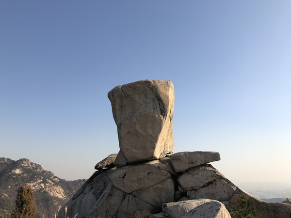 옥편 체계에서 수평(一)과 수직(丨) 다음에 배치된 점(丶). 사진은 화룡점정의 존재감을 보여주는 북한산 비봉능선의 사모바위. 