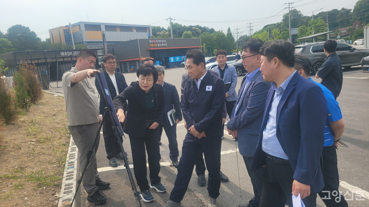 지난달 11일 김용석 국토부 대광위원장이 고양은평선 차량기지 예정지 및 일산 연장 현장을 찾아 고양시 관계자들로부터 설명을 듣고 있다.