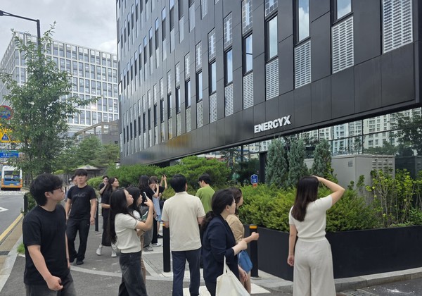 지난 11일 고양시 중등 과학 교사를 대상으로 국내 최초 제로에너지플러스(ZEB+) 인증 건축물인 에너지엑스 DY빌딩 현장 견학을 운영했다.