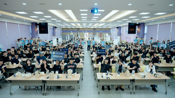 동국대학교 바이오메디캠퍼스(BMC)에서 열린 '2026 고교연합 인공지능 메이커톤' 행사에서 AI 중점교인 백마고, 안곡고, 일산대진고, 저동고 학생들이 연합팀을 이뤄 AI 프로젝트를 성공적으로 마치고 기념 촬영을 하고 있다.