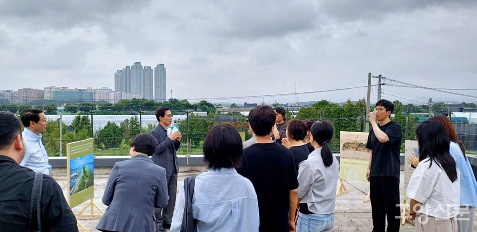 새들 옥상의 전시를 관람하고 있는 개막식 참가자들. 