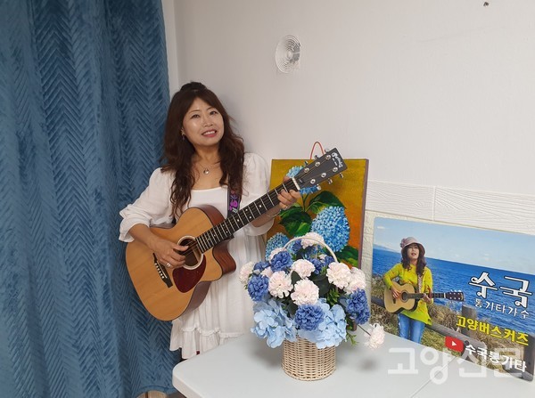 수국을 좋아해 수국이란 이름으로 활동하는 김선옥씨. 자신이 운영하는 음악실에서 매달 무료음악회를 연다.