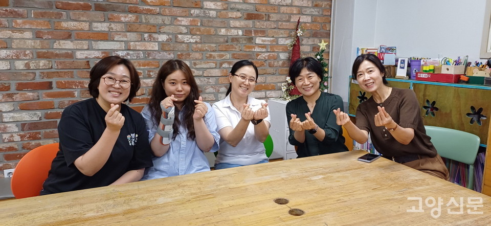 동녘지역아동센터를 함께 꾸리고 있는 멤버들. (왼쪽부터)정순희 청소년담당복지사, 강주현 장애통합교사, 황보현 초등담당복지사, 김민정 슈퍼바이저/팀장, 최성복 센터장. 