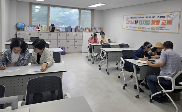 문촌9종합사회복지관에서 찾아가는 스마트폰 교육이 진행되고 있다.