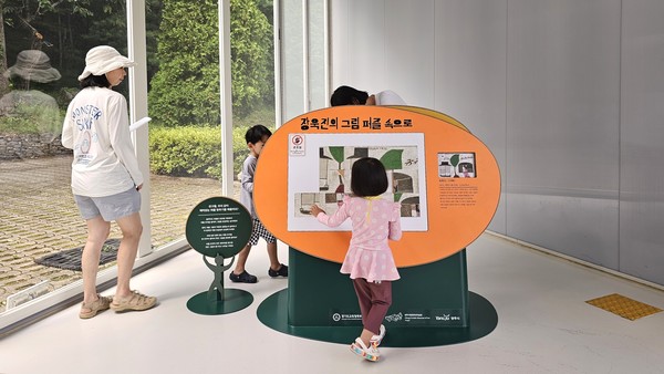초록의 개명산과 어우러져 아름다운 장욱진미술관 2 장흥조각공원에서 다리를 건너면 만나는 장욱진미술관 3. 장욱진미술관 안에 카페 '머묾'도 있다 4. 슬기와 민 작가의 장욱진 한글 레귤러체 작품 5. 기획전에서 선보이고 있는 장욱진 화백의 먹그림 6. 상설전 까치를 닮은 화가 전시풍경 7. 관람자가 기획전을 관람하고 있다 8. 까치를 닮은 화가 상설전을 감상중인 관람객들 9.어린이들이 장욱진 그림 퍼즐을 맞추고 있다 민복진미술관의 상설전시장 풍경 2. 민복진미술관 상설전 '사이의 형태' 풍경 3. 가족 사랑 모자상을 주제로 한 민복진 조각가의 작품들 장흥조각공원 풍경. 장욱진미술관 앞 석현천에서 아이들이 물놀이를 하고 있다