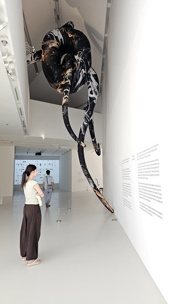 초록의 개명산과 어우러져 아름다운 장욱진미술관 2 장흥조각공원에서 다리를 건너면 만나는 장욱진미술관 3. 장욱진미술관 안에 카페 '머묾'도 있다 4. 슬기와 민 작가의 장욱진 한글 레귤러체 작품 5. 기획전에서 선보이고 있는 장욱진 화백의 먹그림 6. 상설전 까치를 닮은 화가 전시풍경 7. 관람자가 기획전을 관람하고 있다 8. 까치를 닮은 화가 상설전을 감상중인 관람객들 9.어린이들이 장욱진 그림 퍼즐을 맞추고 있다 민복진미술관의 상설전시장 풍경 2. 민복진미술관 상설전 '사이의 형태' 풍경 3. 가족 사랑 모자상을 주제로 한 민복진 조각가의 작품들 장흥조각공원 풍경. 장욱진미술관 앞 석현천에서 아이들이 물놀이를 하고 있다