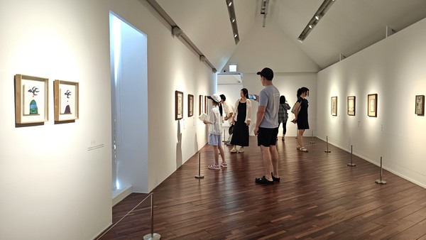 초록의 개명산과 어우러져 아름다운 장욱진미술관 2 장흥조각공원에서 다리를 건너면 만나는 장욱진미술관 3. 장욱진미술관 안에 카페 '머묾'도 있다 4. 슬기와 민 작가의 장욱진 한글 레귤러체 작품 5. 기획전에서 선보이고 있는 장욱진 화백의 먹그림 6. 상설전 까치를 닮은 화가 전시풍경 7. 관람자가 기획전을 관람하고 있다 8. 까치를 닮은 화가 상설전을 감상중인 관람객들 9.어린이들이 장욱진 그림 퍼즐을 맞추고 있다 민복진미술관의 상설전시장 풍경 2. 민복진미술관 상설전 '사이의 형태' 풍경 3. 가족 사랑 모자상을 주제로 한 민복진 조각가의 작품들 장흥조각공원 풍경. 장욱진미술관 앞 석현천에서 아이들이 물놀이를 하고 있다