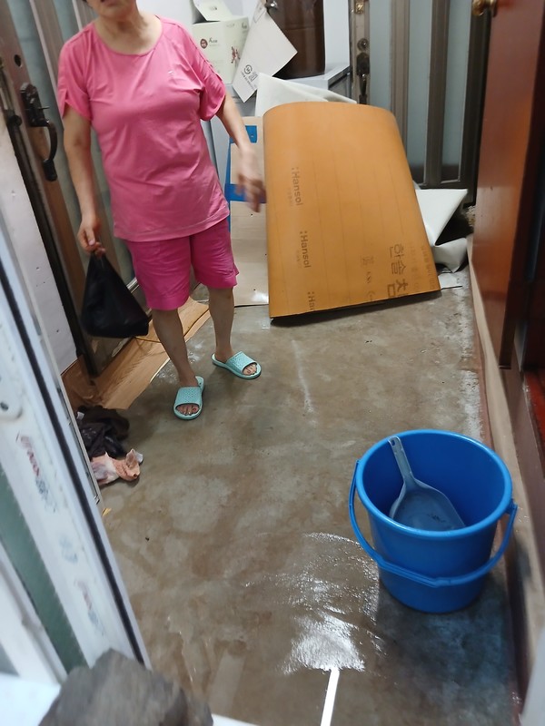 18일 침수 피해를 입은 화전동 한 주민이 집 안으로 들어온 물을 퍼내고 있다. 최장현 독자 제공