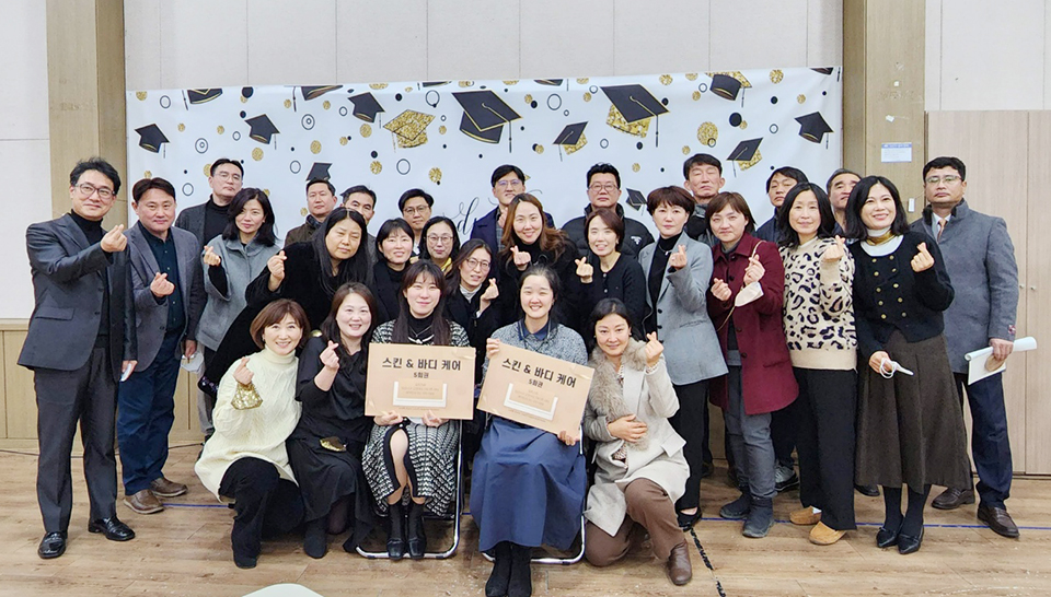 2023년 2월 열린 고등학교 1기 졸업식에 참석한 학부모와 교사가 기념촬영을 했다. [사진 = 광성드림학교] 