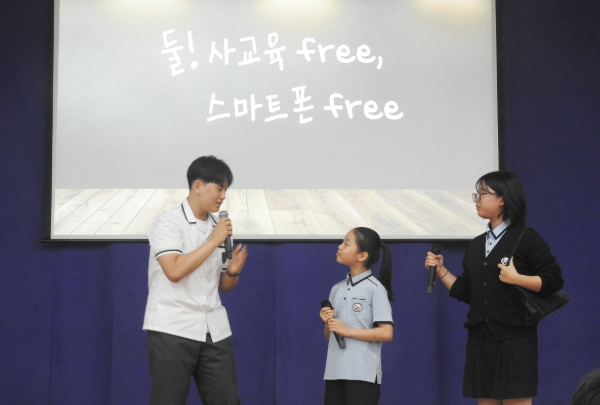 광성드림학교 기념식에서 학생들이 공연하는 모습.