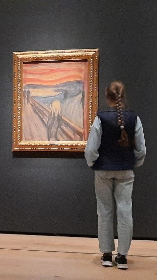 뭉크의 대표작 '절규(The Scream)' 유화 버전 앞에 관람객이 서있다. 이철규 북유럽특파원.