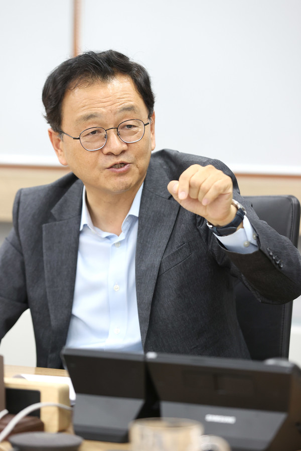 민경선 고양시장이 지난 14일 고양시장실에서 고양신문과 창간 37주년 특별인터뷰를 하고 있다.