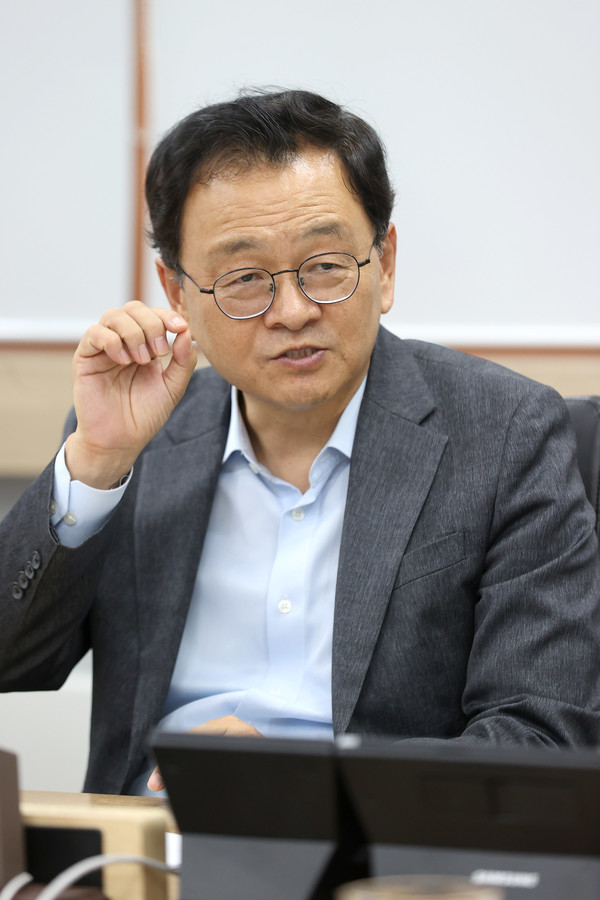 민경선 고양시장이 지난 14일 고양시장실에서 고양신문과 창간 37주년 특별인터뷰를 하고 있다.