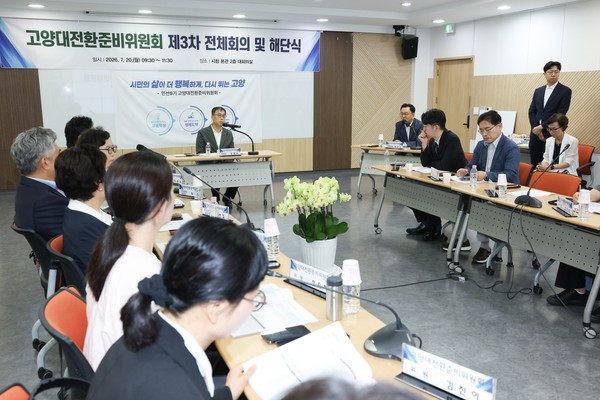 각 산하기관 소속 연구원들이 공약 검토 결과 및 세부 실행 로드맵을 위원회에 보고하고 있다. 인수위 제공.