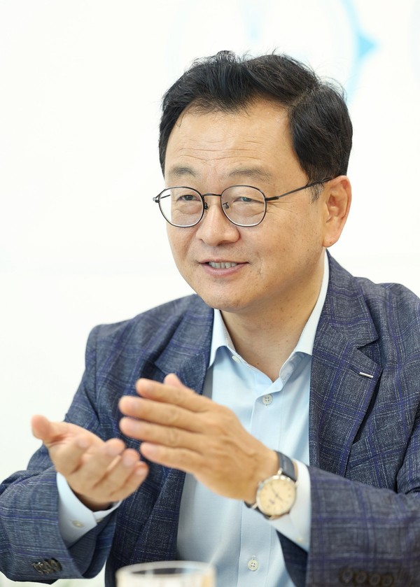 민경선 고양시장이 군사시설보호구역 해제 조치에 대해 환영의 뜻을 밝히며 경제 활성화에 대한 기대감을 표명하고 있다.