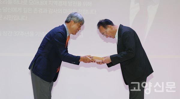 김종호 고양신문 이사(왼쪽)가 이상헌 고양상공회의소 회장에게 ‘제8회 아름다운 시민상’ 경제분야 상패를 전달하고 있다. 이 회장은 고양시 경제단체 통합을 이끌고 고양경제포럼을 추진하며 민관학 상생과 지역경제 활성화에 기여한 공로를 인정받았다.