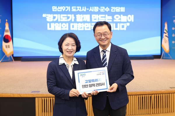 민경선 고양시장(오른쪽)이 22일 추미애 경기도지사(왼쪽)에게 고양시 5대 핵심정책 건의서를 전달했다 고양시 제공.
