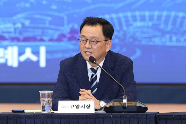 간담회에서 고양시 발전 비전과 규제 완화의 필요성을 설명하고 있는 민경선 고양시장. 고양시 제공.