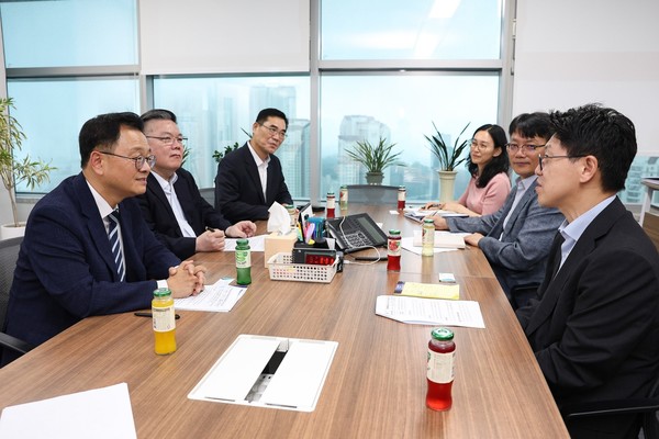 고양시와 경기도 미래성장산업국 간담회 모습. 민경선 시장(왼쪽)과 박원석 제1부시장이 실무진에게 공업물량 확보 방안을 설명하고 있다. 고양시 제공.