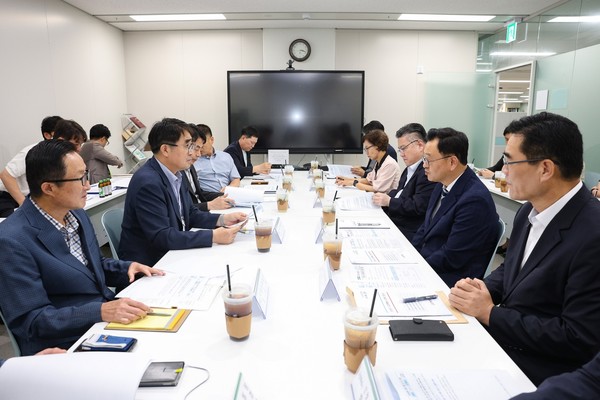 고양시-경기도 도시주택실·도시개발국 간담회 모습. 신청사 조기 추진을 위한 인허가 소요기간 단축 방안 등이 논의됐다. 고양시 제공.