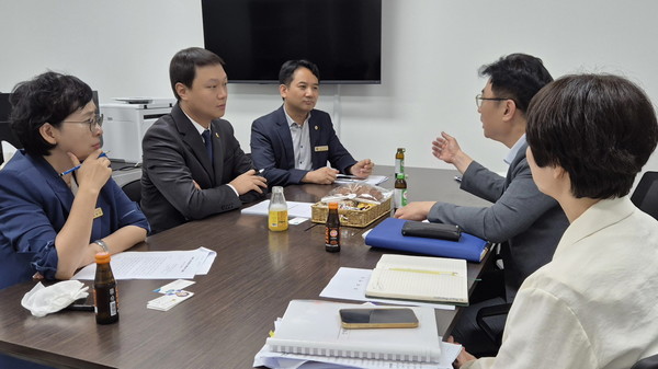 23일 경기도의회 최규진, 송규근, 김해련 의원이 킨텍스를 방문해 관계자들과 제3전시장 건립 등 주요 현안에 대해 심도 있게 논의하고 있다.