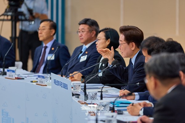 이재명 대통령과 관계 장관, 패널들이 부동산 세제 및 주택 공급 방안에 대해 논의하고 있다. 청와대 제공.