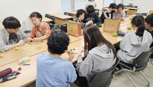 대화노인종합복지관 ‘마실봉사단’이 학생들과 뜨개질을 배우고 작품을 만드는 교류 활동을 했다.