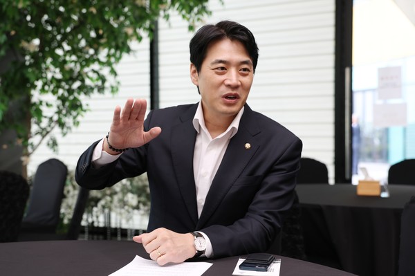화전동 일대 비행안전구역 해제 결정에 대해 설명하고 있는 한준호 의원. 사진=한진수 기자