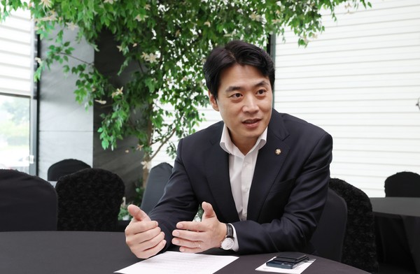한준호 의원이 지난 22일 풍동 YMCA에서 고양신문과 인터뷰를 하고 있다. 사진=한진수 기자