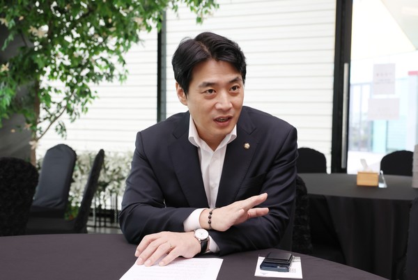 지난 22일 고양신문과 인터뷰를 하고 있는 한준호 의원.