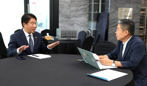 이기헌 의원이 지난 22일 고양신문 박경만 발행인과 인터뷰를 하고 있다. 사진=한진수 기자