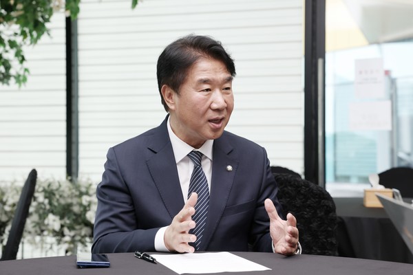 이기헌 의원이 지난 22일 풍동 YMCA에서 고양신문과 인터뷰를 하고 있다. 사진=한진수 기자