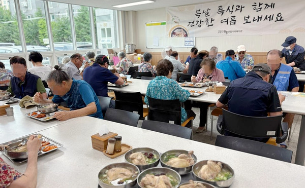 어르신들이 삼계탕을 식사하고 있다.