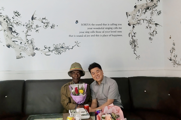 젊은 시절 한국전쟁에 참전했던 에티오피아 참전용사가 이달 초 소리야노래연습장을 찾아 김용일 대표와 기념촬영을 했다.