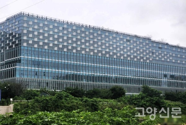 고양시 덕양구에 위치한 현대프리미어캠퍼스 지축역 지식산업센터 전경. 고양시 내 다수의 지식산업센터가 경기 침체 등으로 대규모 공실을 겪고 있는 가운데, 정부의 비주택 리모델링 사업이 돌파구가 될지 주목된다.