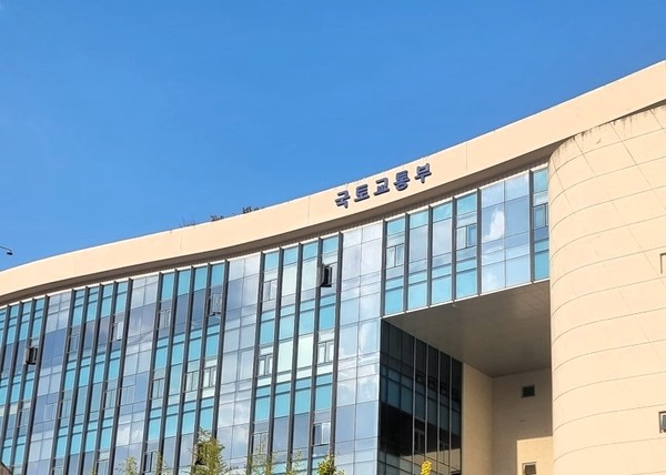 국토교통부 청사 전경. 국토부는 단기적인 주택 공급 효과를 위해 비주택 리모델링 등 다각적인 방안을 발굴하고 있다.