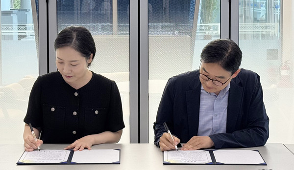 임보혜 흰돌종합사회복지관장(왼쪽)과 양정윤 한국철도공사 수도권철도차량정비단장(오른쪽)이 협약서에 서명을 하고 있다.
