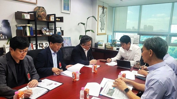 29일 한준호 의원이 국회 의원실에서 고양시 부시장 및 실무진과 만나 지역 현안을 논의하고 있다. 한준호 의원실 제공.