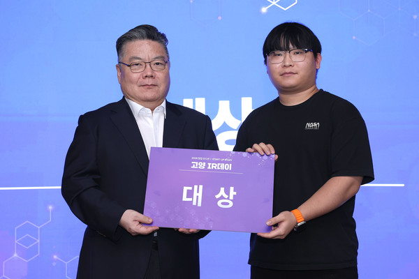양준영 브이에프스페이스(주) 대표(오른쪽)가 지난 23일 열린 '2026년 제1차 고양 IR 데이'에서 대상을 수상하고 기념 촬영을 하고 있다. 항공대학교 제공