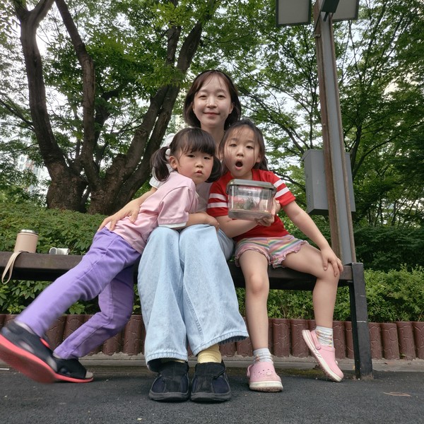 15년간 임기제 공무원 생활을 마친 최서영씨가 아이들과 즐거운 시간을 보내고 있다.
