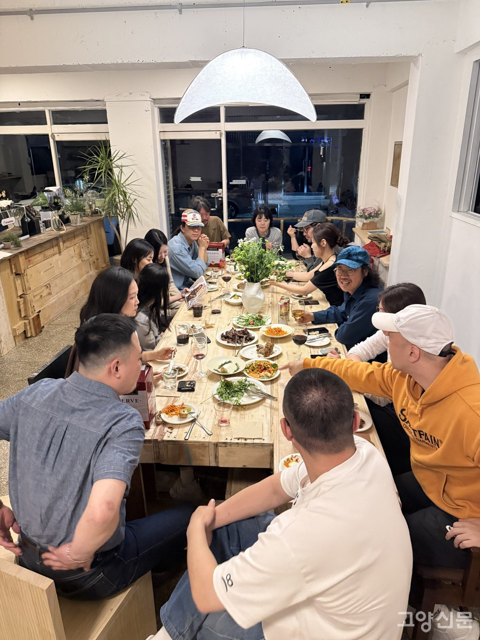 지난 5월 백석동 8블록에 문을 연 베란다에서 이웃 주민들이 모임을 갖고 있는 모습. 조민경 제공