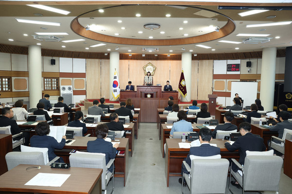 지난 7월 22일 열린 제10대 고양시의회 제306회 임시회 회의 전경. 폐기 수순을 밟았던 백마역세권 개발사업 재추진을 두고 시의회와 집행부 간 거센 공방이 오갔다. 고양시의회 제공.
