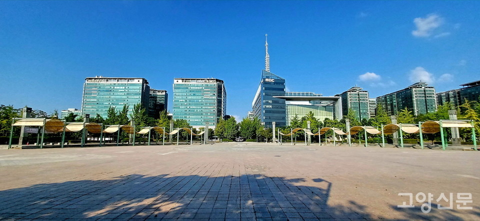 그늘과 벤치가 있는 주제광장도 인적이 끊겼다. 