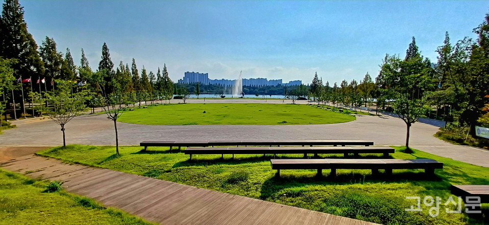 일산문화광장과 일산호수공원을 연결해주는 중앙육교의 전망벤치.  